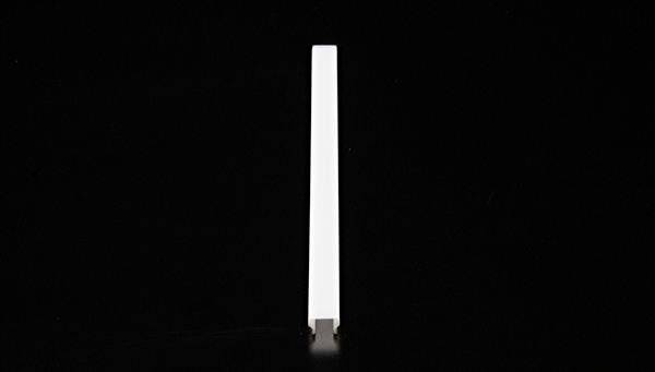 Ein weißer, vertikaler Balken auf schwarzem Hintergrund.