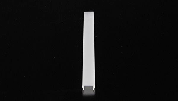 Ein schmales, weißes Objekt, das vertikal auf einem schwarzen Hintergrund steht. Es wirkt minimalistisch und schlicht.