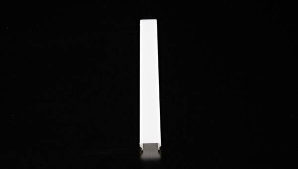 Ein langer, vertikaler, weißer Quader vor einem schwarzen Hintergrund; minimalistische Darstellung ohne weitere Details.