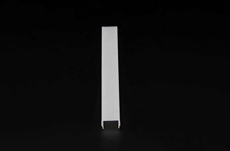 Ein weißes, rechteckiges Objekt mit schmalem Querschnitt auf schwarzem Hintergrund, möglicherweise ein technisches Bauteil.