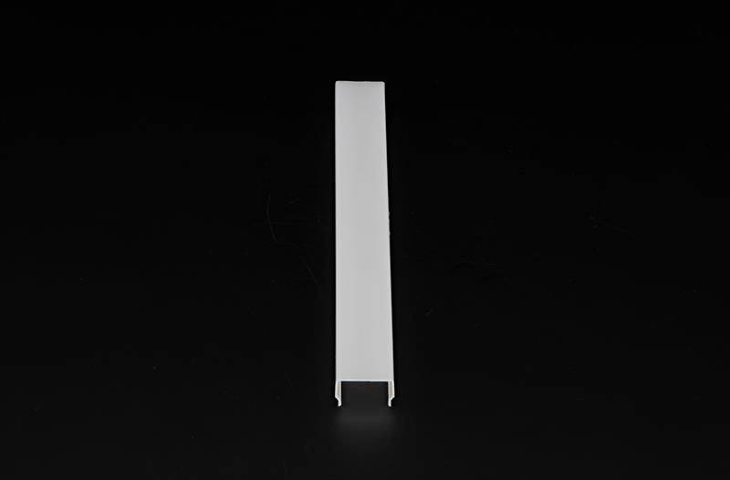 Eine weiße Aluminium-U-Leiste auf schwarzem Hintergrund, geeignet für Wand- oder Bodenabschlüsse, bietet Stabilität und Schutz.