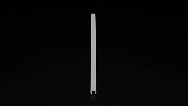 Ein einzelner, vertikaler, grauer Streifen auf schwarzem Hintergrund, mittig platziert.