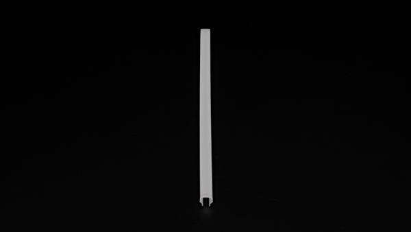 Einzelne aufrechte, weiße Stange auf schwarzem Hintergrund.