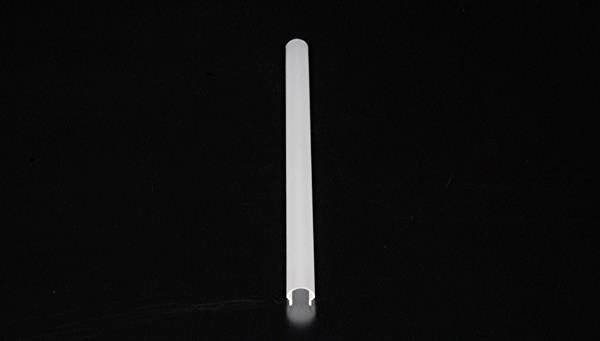 Eine weiße, zylindrische Röhre liegt auf einem schwarzen Hintergrund zentriert. Die Röhre hat eine offene Fläche auf der Unterseite.