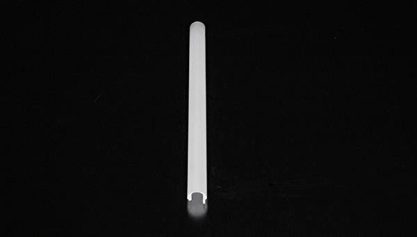 Ein langer, weißer, zylinderförmiger Gegenstand liegt auf einem schwarzen Hintergrund.
