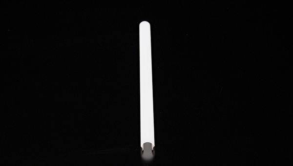 Eine weiße runde Leiste liegt horizontal auf schwarzem Hintergrund.