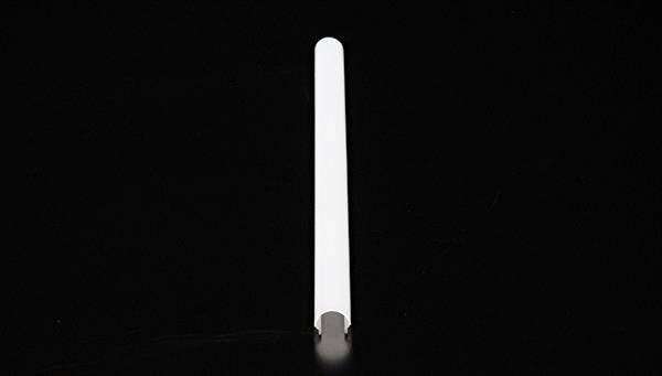Ein einzelnes weißes Stäbchen auf schwarzem Hintergrund, zentriert im Bild.
