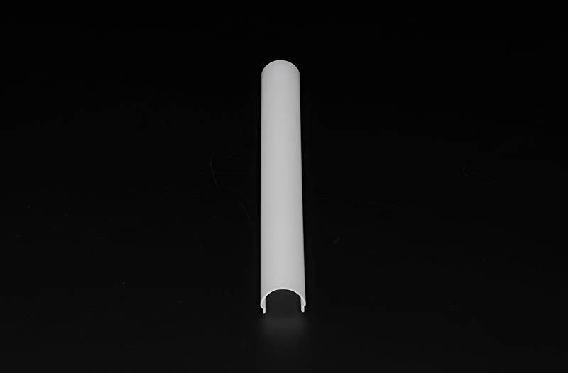 Ein weißer, zylindrischer Plastikkanal vor schwarzem Hintergrund. Er ist offen auf einer Seite und dient wahrscheinlich zur Kabelverlegung.