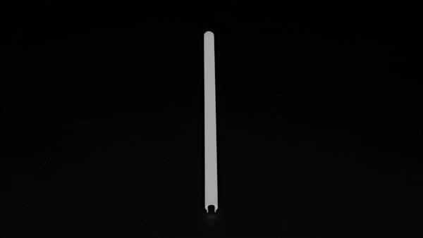 Ein einzelner, vertikaler, grauer Stab auf schwarzem Hintergrund, zentral platziert.