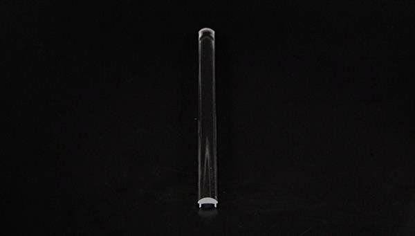 Ein einzelnes, transparentes Reagenzglas auf schwarzem Hintergrund.