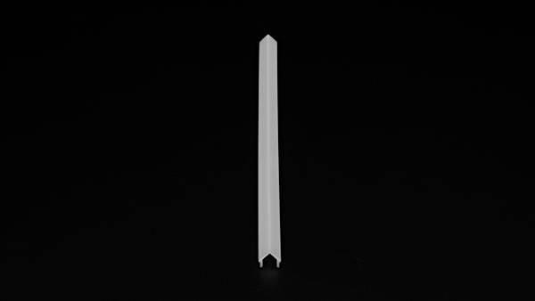 Ein horizontal ausgerichteter, schmaler, weißer Pfeil zeigt nach oben auf einem schwarzen Hintergrund.