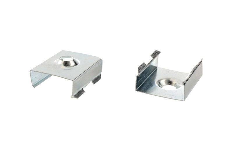 Zwei Metallklammern, eine von ihnen aufrecht, die andere umgedreht. Beide haben eine zentrale Öffnung und eine Einkerbung an den Seiten.