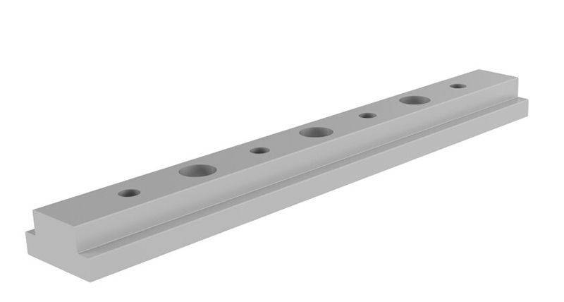 Ein langes, graues Metallteil mit mehreren Löchern auf der Oberseite, das horizontal ausgerichtet ist, möglicherweise als Schiene.