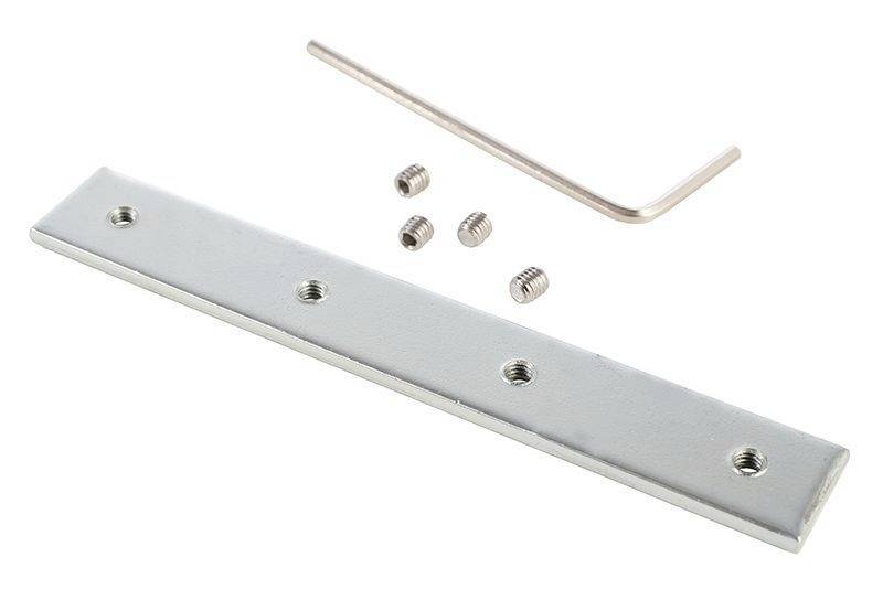 Metallplatte mit fünf Löchern, vier kleinen Schrauben und einem Inbusschlüssel.