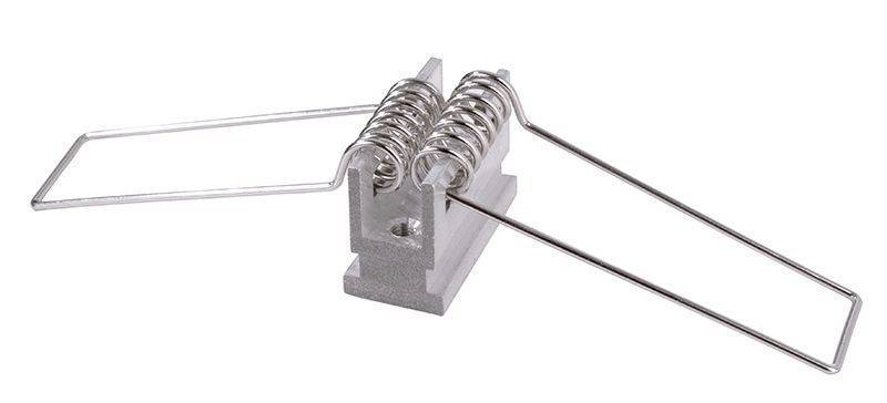 Eine Metallfederklemme mit zwei langen, rechteckigen Drahtarmen. Sie wird häufig zur Fixierung oder Spannung in mechanischen Anwendungen verwendet.