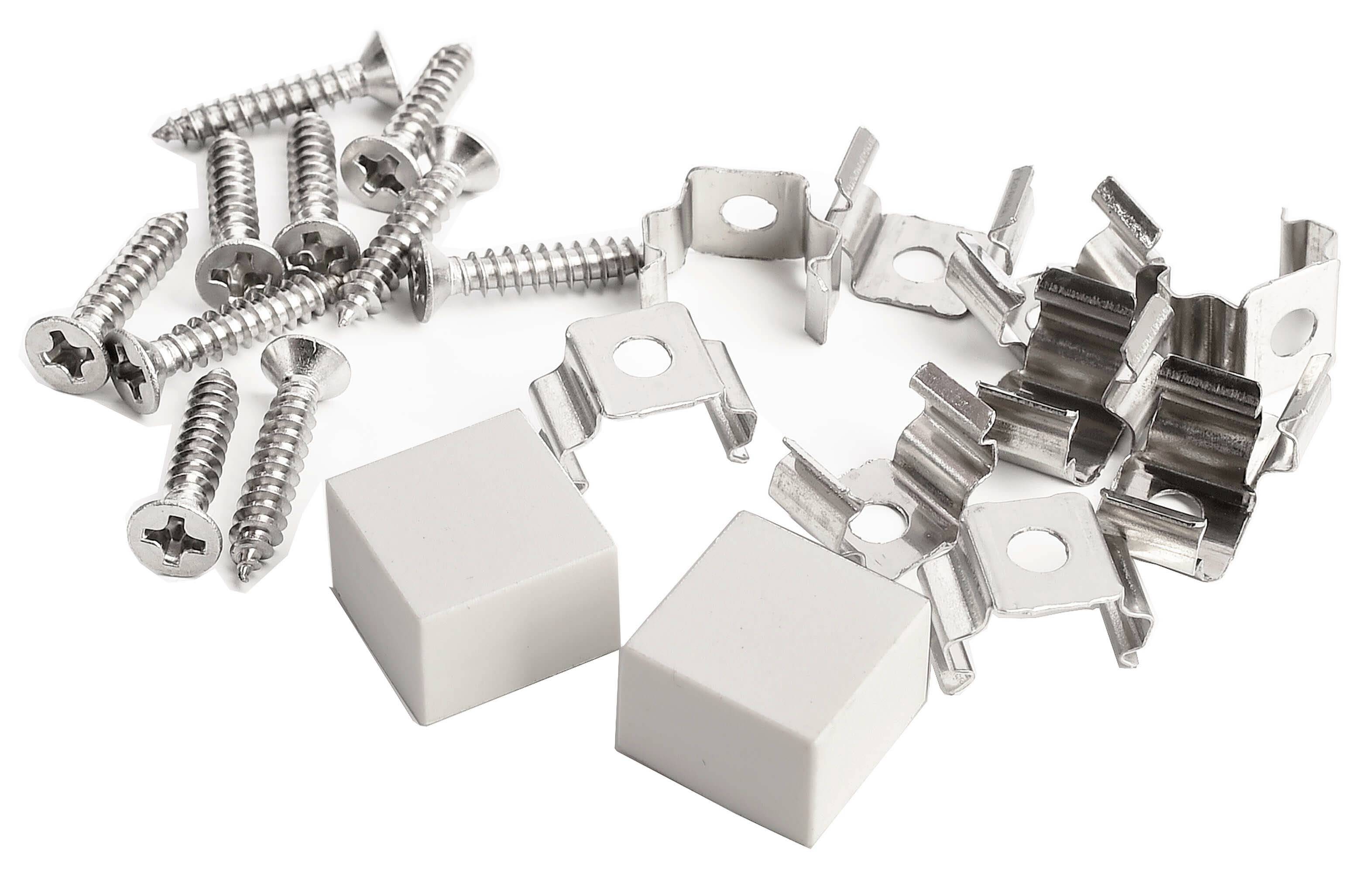 Schrauben, Halterungen und zwei weiße Kunststoffblöcke auf einem weißen Hintergrund. Geeignet für Montage- oder Befestigungszwecke.