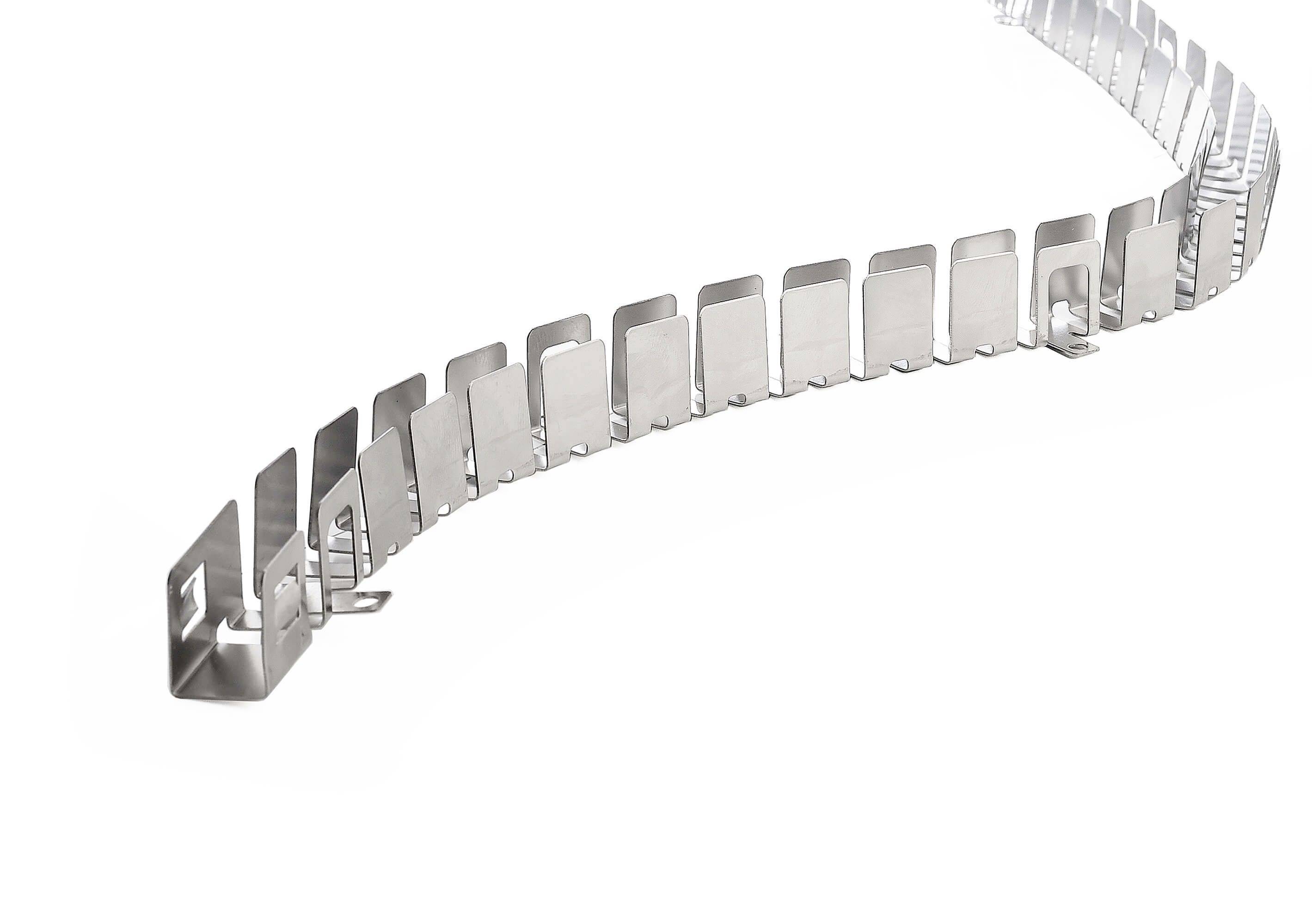 Ein silberner, metallischer Kabelkanal mit rechteckigen Segmenten verläuft geschwungen nach oben rechts.