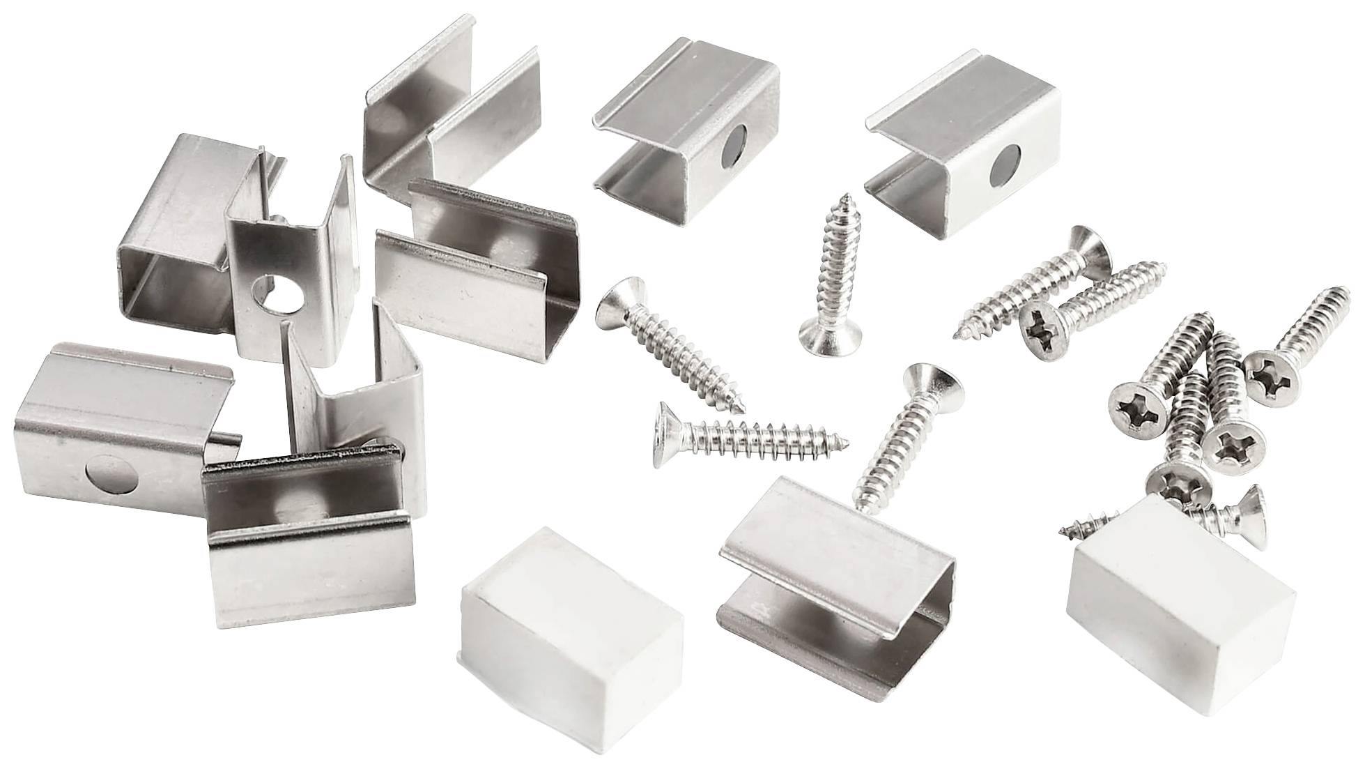 Metallclips und Schrauben in verschiedenen Größen auf weißem Hintergrund, verwendet für die Montage von Baumaterialien.