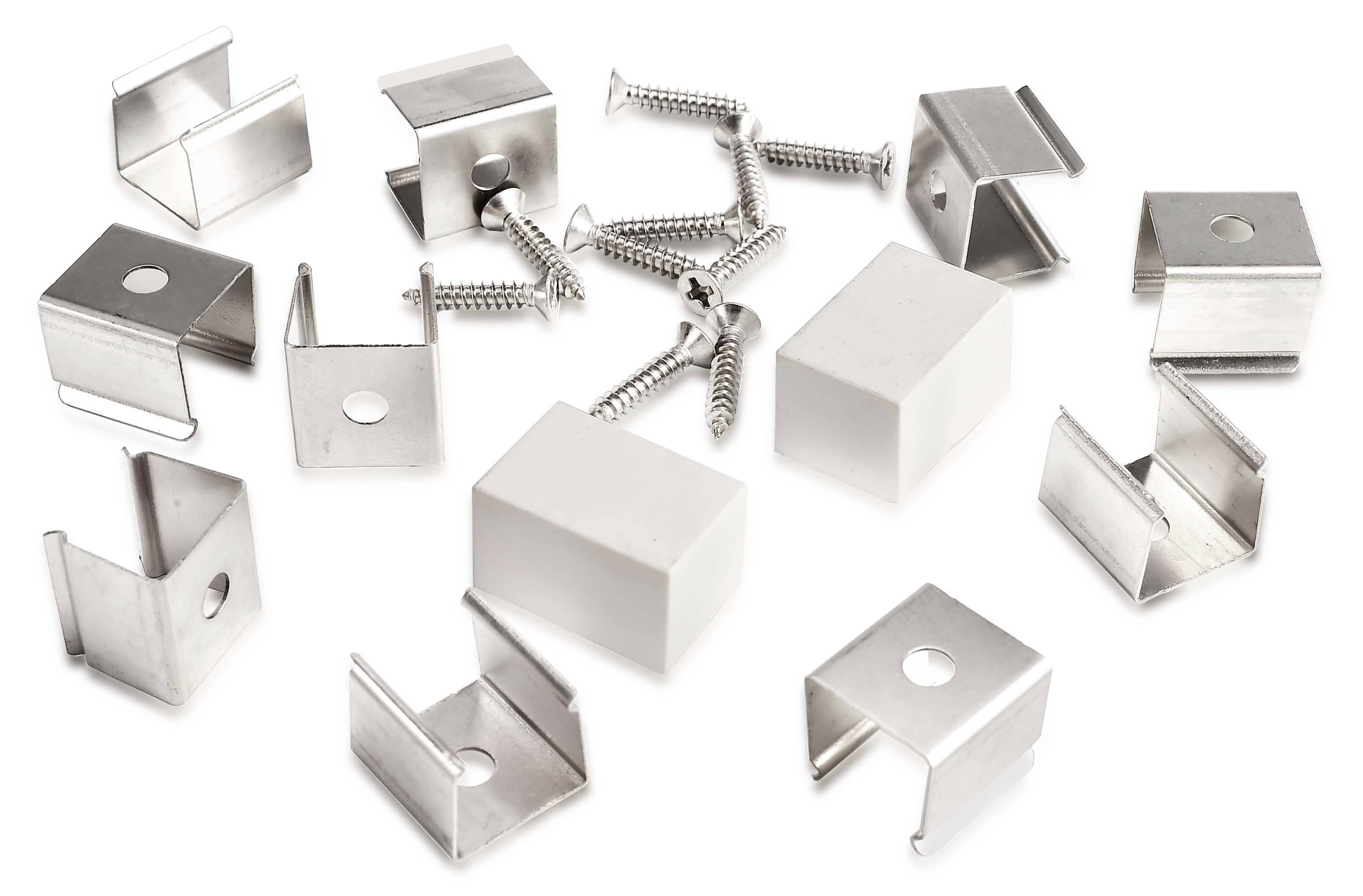 Silberne Metallklemmen und Schrauben liegen auf einem weißen Hintergrund. Die Klemmen sind unterschiedlich geformt, einige mit Befestigungslöchern.