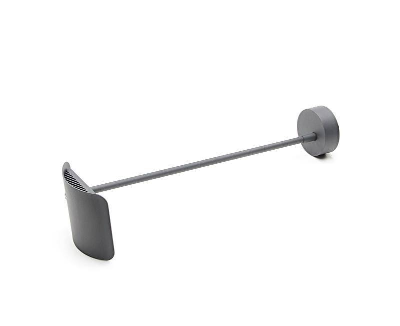 Graue, moderne Wandlampe mit einem langen, horizontalen Arm und einem flachen, rechteckigen Lampenschirm, der nach unten zeigt.