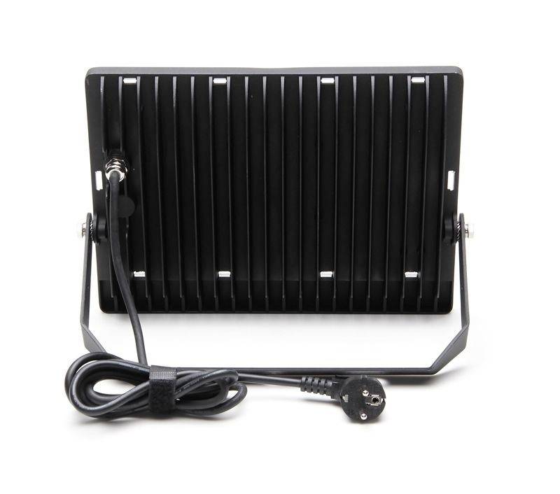 Ein rechteckiger, schwarzer LED-Fluter von hinten gezeigt, mit vertikalen Kühlrippen, einem Netzkabel und einem verstellbaren Montagebügel.