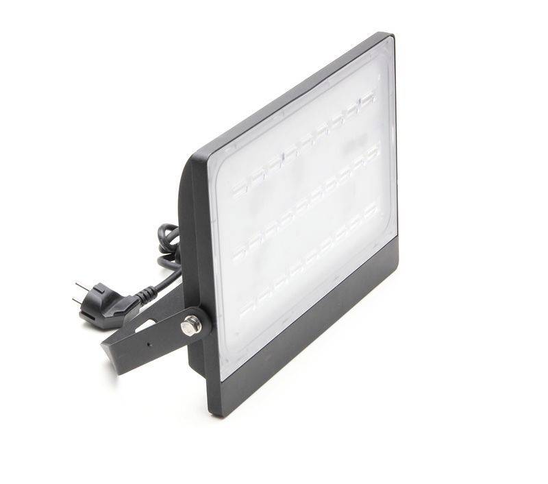 Schwarzer LED-Fluter mit rechteckigem Rahmen und klarer Frontabdeckung, seitlich gesehen. Enthält ein Netzkabel mit Stecker.