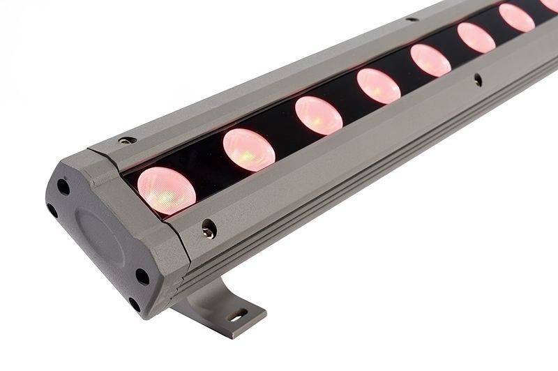 Ein grauer LED-Lichtbalken mit mehreren rot leuchtenden Lichtern, an einer Ecke angeschrägt, geeignet zur Beleuchtung von Räumen.