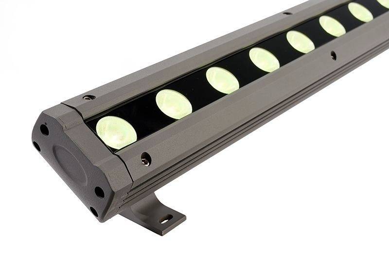 Ein rechteckiger LED-Lichtbalken mit mehreren runden, hell leuchtenden LEDs in einem grauen Gehäuse. Geeignet für Außenbeleuchtung.