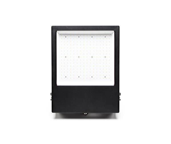 Ein rechteckiger LED-Strahler mit schwarzem Gehäuse, frontal abgebildet. Geeignet für Außenbeleuchtung oder großflächige Ausleuchtung.