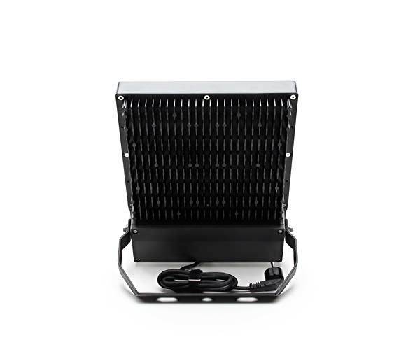 Hinteransicht eines schwarzen LED-Flutlichtstrahlers mit verstellbarem Halter und Anschlusskabel. Ideal für Außenbeleuchtung.