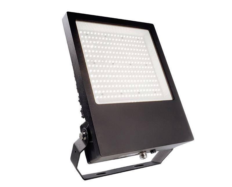 Ein schwarzer LED-Flutlichtstrahler mit quadratischer Form und vielen kleinen LEDs auf der Vorderseite, geeignet für Außenbeleuchtung.