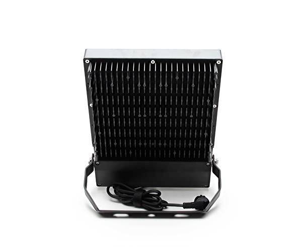 Ein rechteckiger LED-Scheinwerfer in schwarz, mit Stromkabel und Halterung, steht aufrecht. Rückansicht sichtbar.