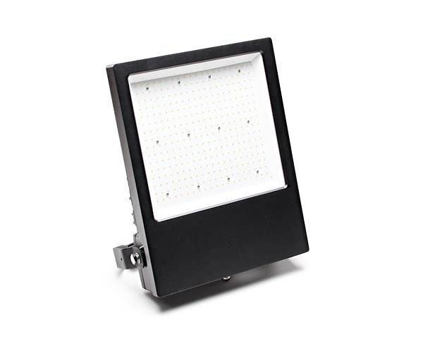Ein quadratischer LED-Fluter in Schwarz mit hellem Lichtfeld, geeignet für Außenbeleuchtung. Er hat ein robustes Design und eine Halterung.