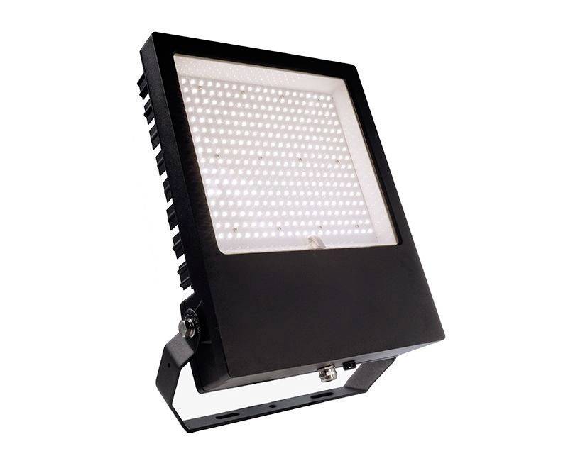 Ein rechteckiger, schwarzer LED-Flutlichtstrahler mit zahlreichen kleinen, leuchtenden LED-Lampen, montiert auf einer Halterung.