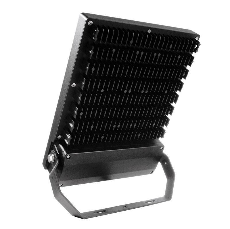 Ein rechteckiger, schwarzer LED-Flutlichtstrahler mit neigbarer Halterung, geeignet für Außenbeleuchtung.