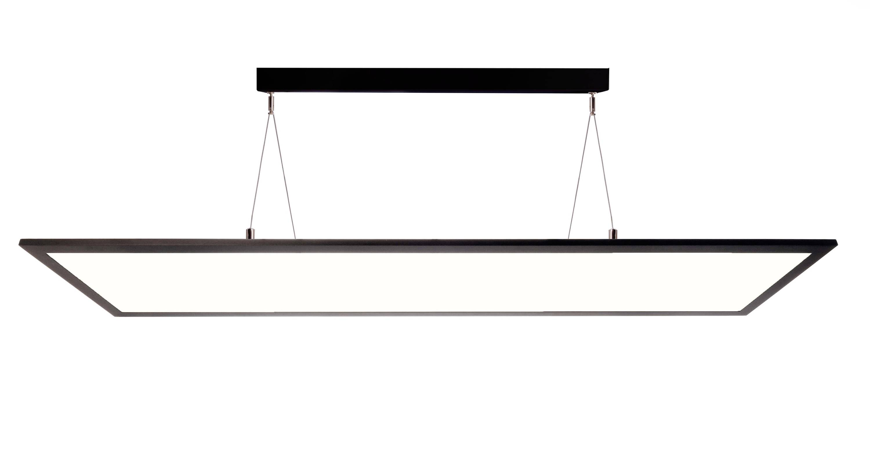 Eine rechteckige LED-Deckenleuchte mit schwarzem Rahmen, aufgehängt an zwei dünnen Metallseilen.