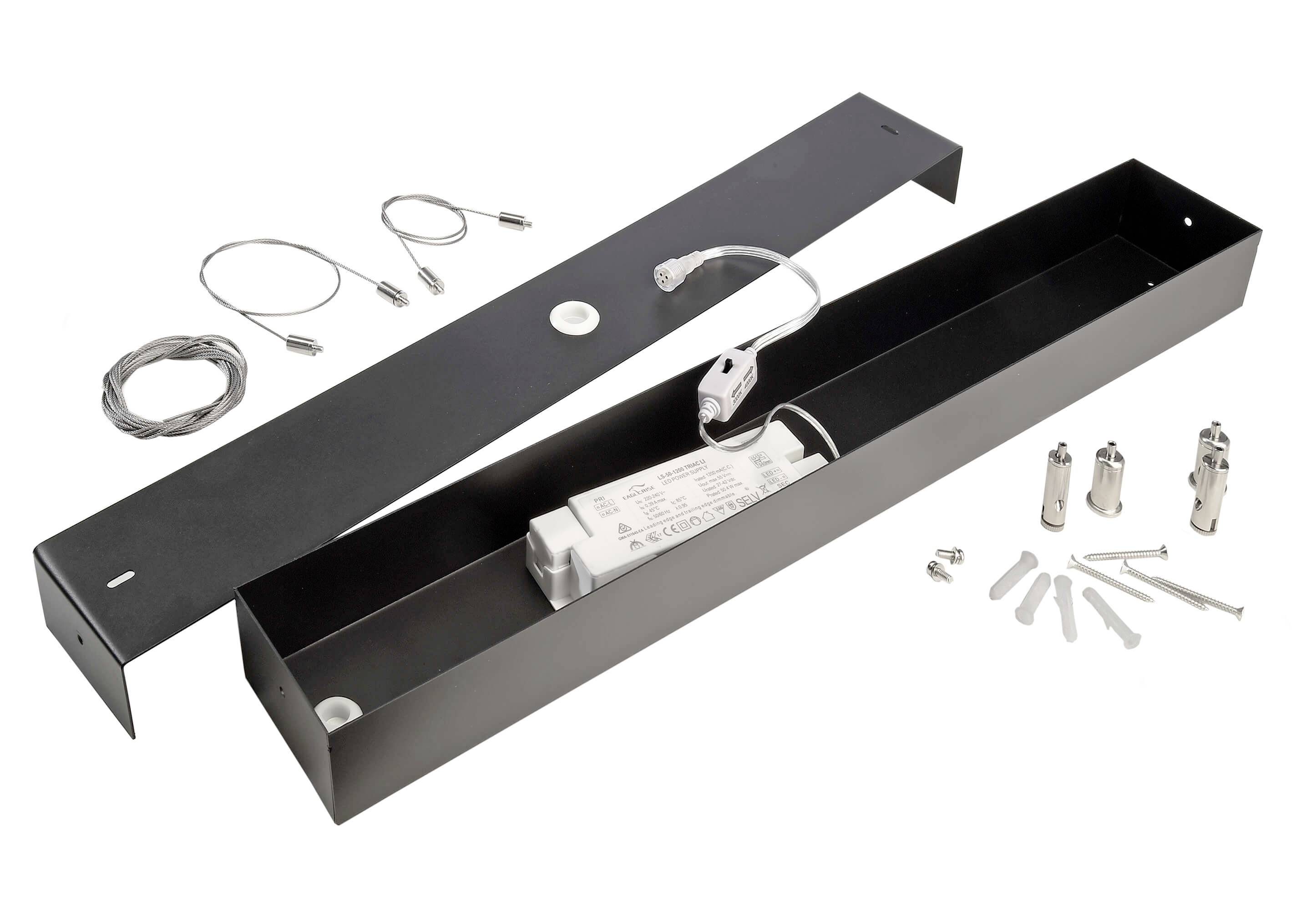 Ein rechteckiges, schwarzes Gehäuse mit abgenommenem Deckel zeigt innenliegende Elektrokomponenten. Umgeben von Montagezubehör.