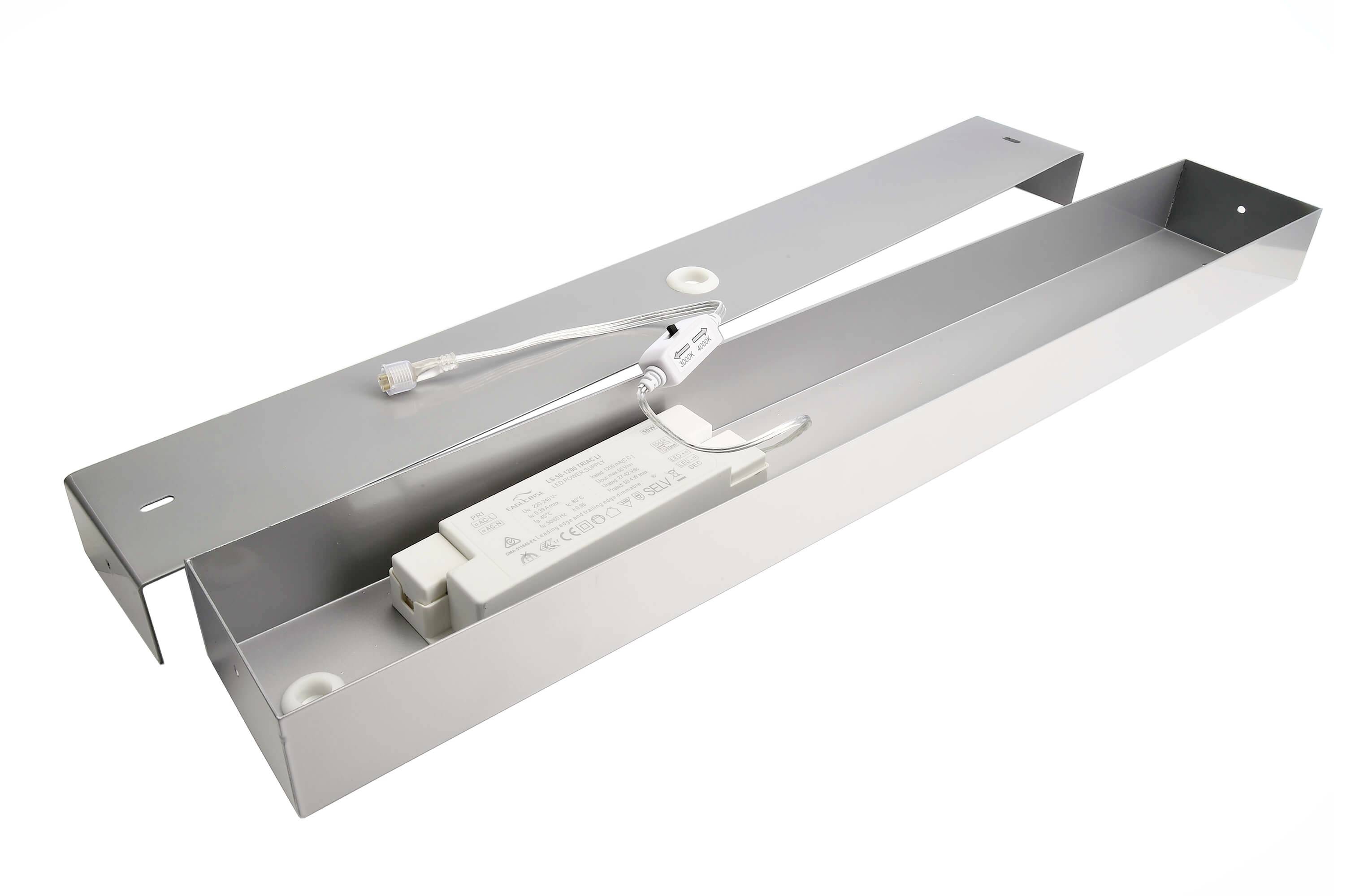 Ein silbernes Metallgehäuse mit integriertem elektrischen Bauteil und Kabelanschluss, möglicherweise für Beleuchtungszwecke.