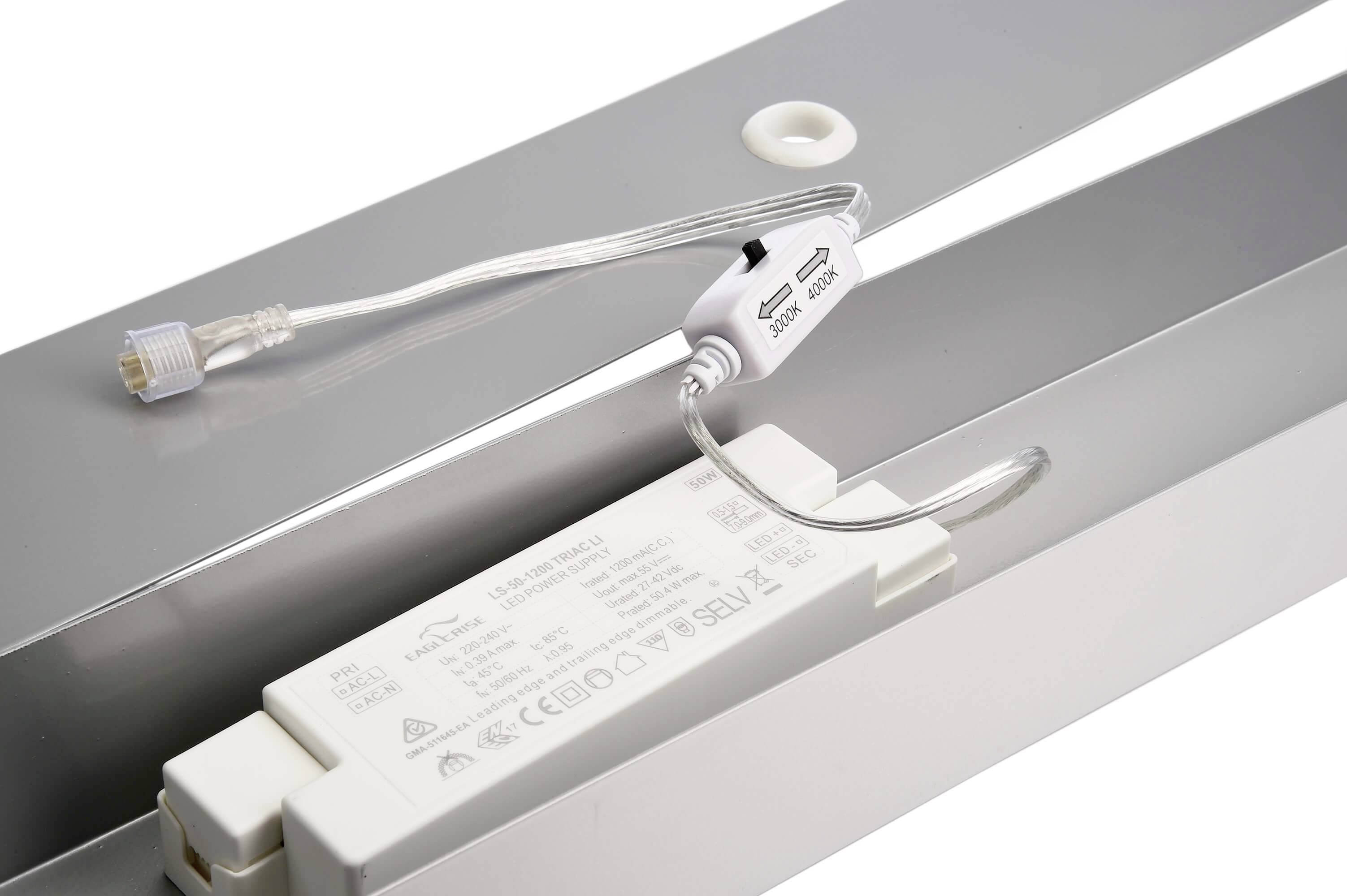 Ein Steckverbindungskabel mit RJ45-Anschluss und USB-Adapter liegt auf einem Metallgehäuse mit einem elektronischen Bauteil.