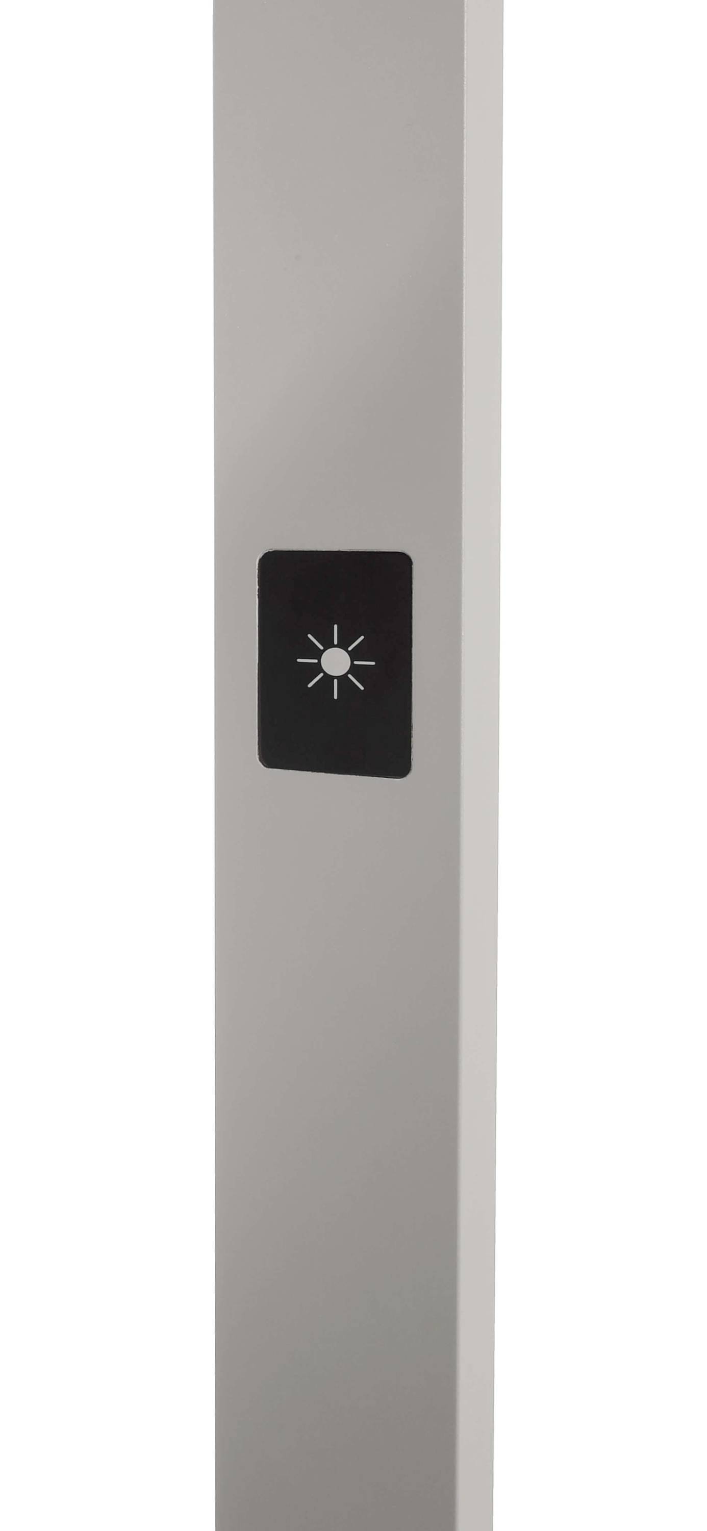Eine silberne Stehlampe mit einem schwarzen Schalter, der ein Glühbirnen-Symbol zeigt.