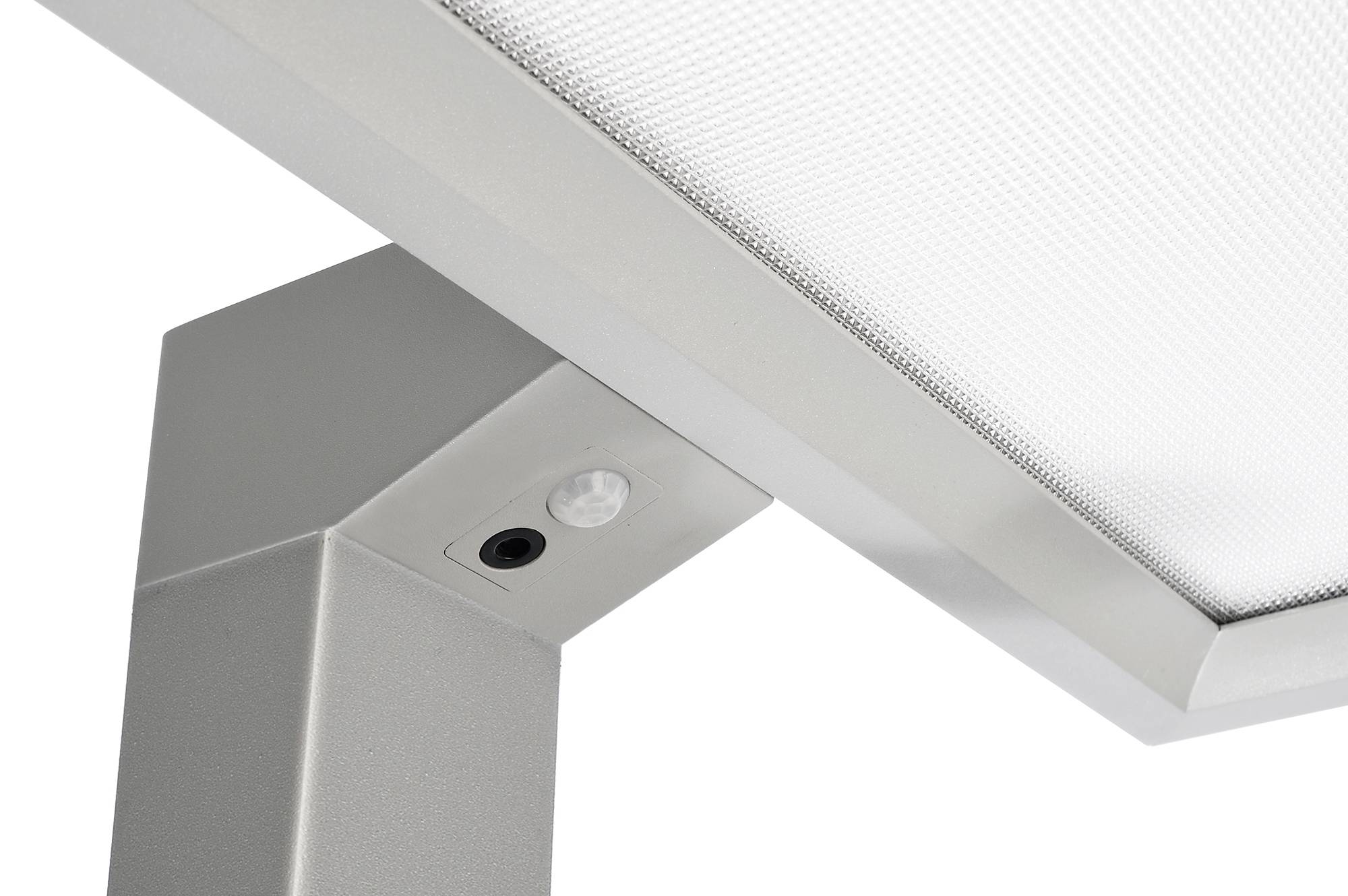 Leuchte mit integriertem Bewegungssensor und moderner, metallischer Oberfläche, die nach oben in Richtung Lichtquelle zeigt.