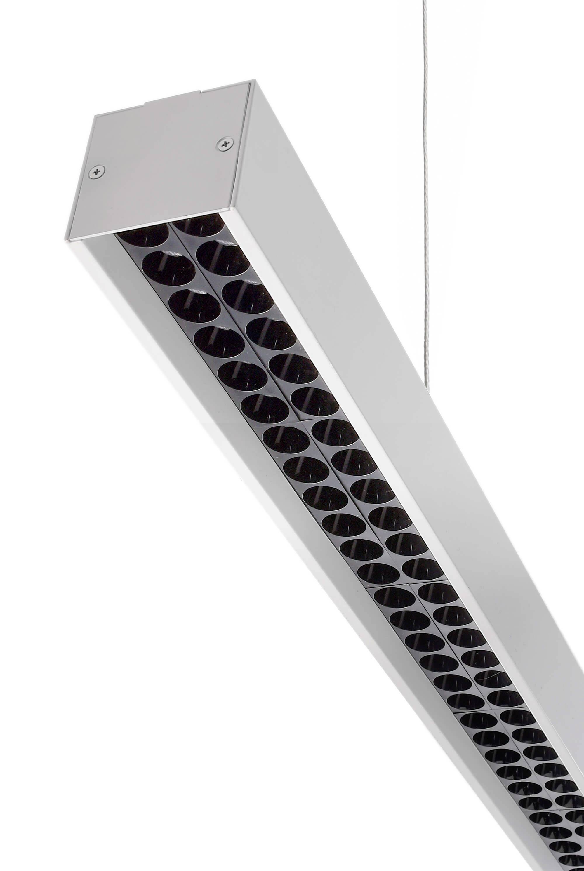 Ein rechteckiges, silbernes LED-Pendelleuchtmodul mit mehrfachen runden LED-Linsen. Hängebefestigung erkennbar.