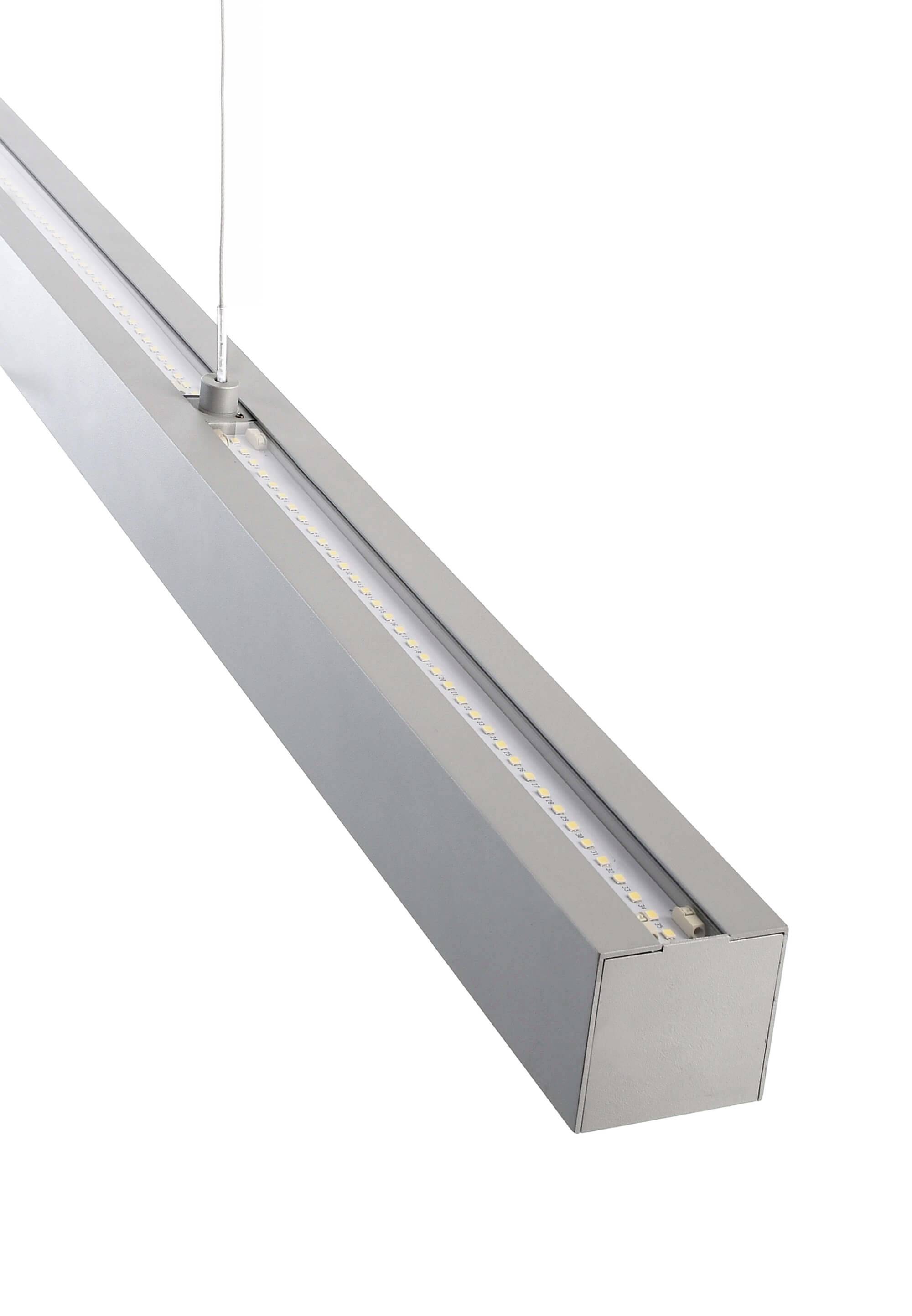 Ein modernes LED-Pendelleuchte in rechteckiger Form, silbernes Gehäuse, Lichtquelle sichtbar, an Drahtaufhängung befestigt.