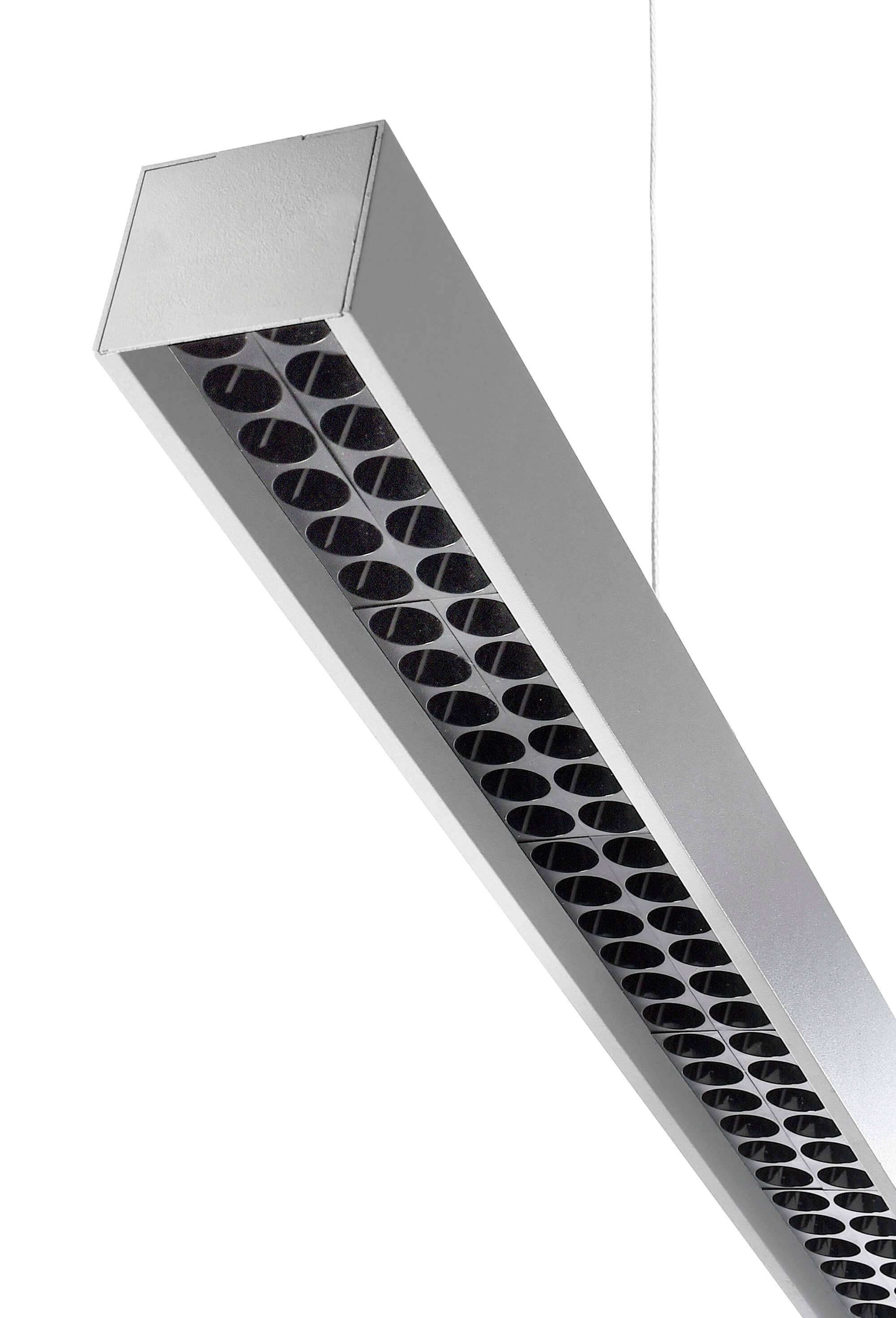 Ein modernes, rechteckiges LED-Lichtpaneel hängt von der Decke, mit einer Reihe runder Linsen zur gleichmäßigen Lichtverteilung.