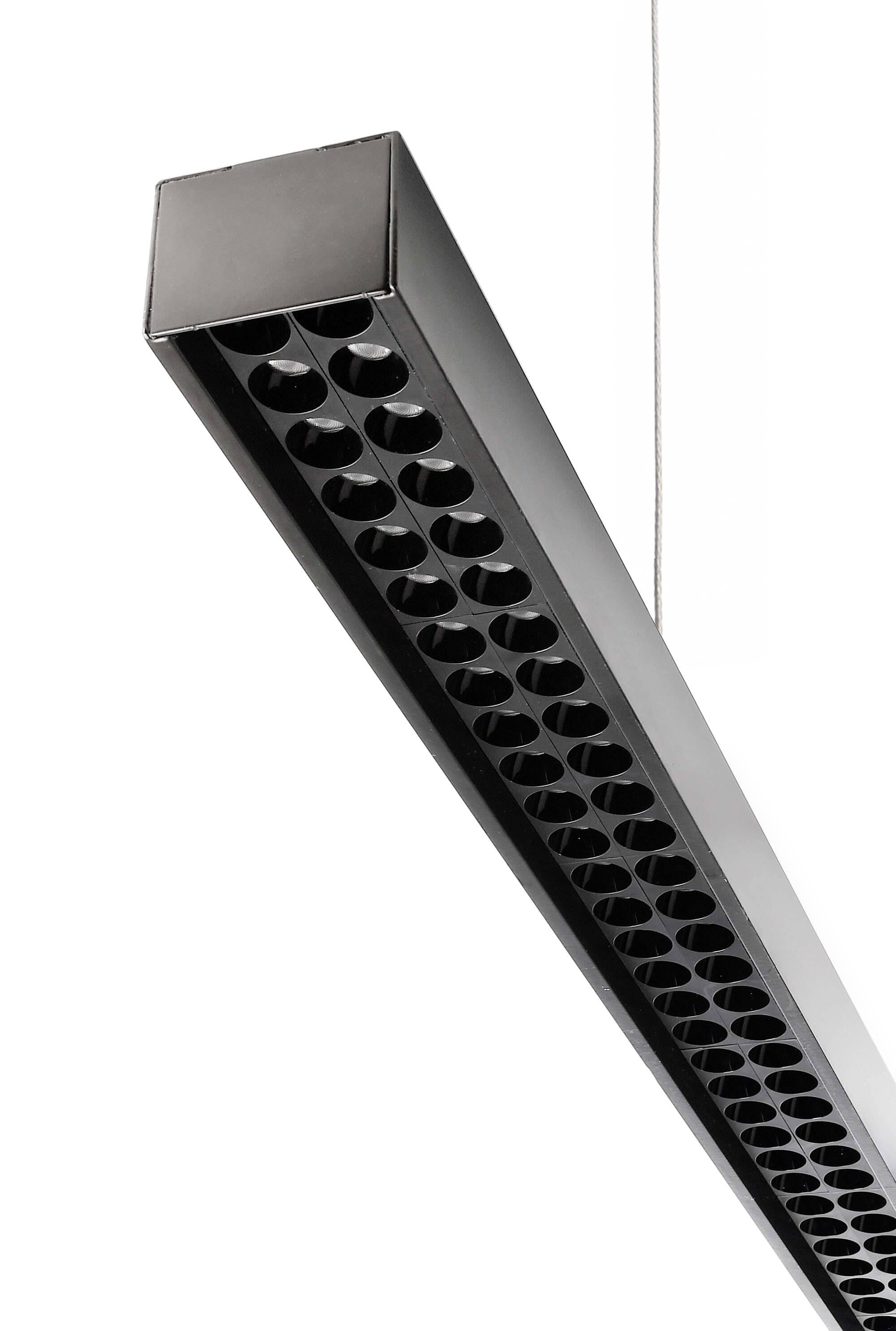 Eine längliche, schwarze Deckenleuchte mit mehreren runden Öffnungen, hängt von der Decke herab. Modernes Design, gleichmäßige Lichtverteilung.