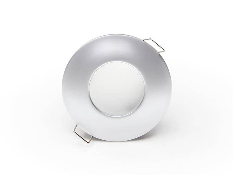 Eine silberne runde LED-Deckenleuchte mit mattem Glas in der Mitte und Befestigungsclips auf beiden Seiten.