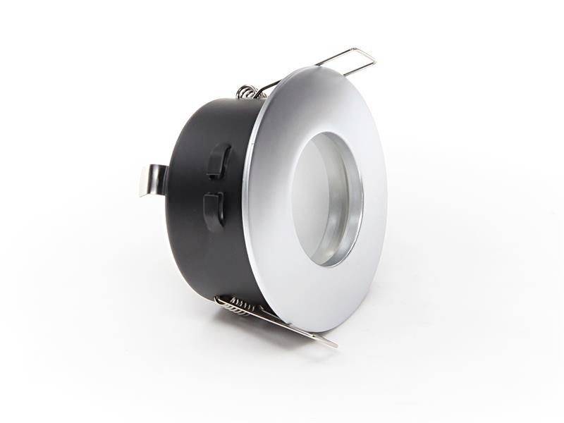 Eine runde, silberne Einbaulampe mit schwarzem Gehäuse und zwei Metallklammern an der Seite, zur Montage in der Decke geeignet.