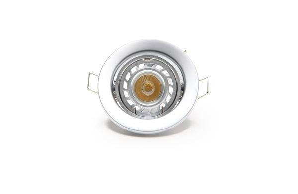 Ein LED-Spotlicht in einem weißen, runden Gehäuse mit Metallklammern zur Befestigung an der Decke, frontal abgebildet.