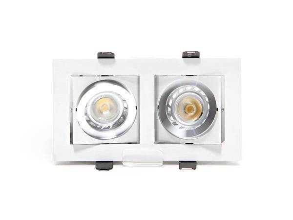 Ein rechteckiger Deckenstrahler mit zwei runden LED-Leuchten, in einem silbernen Gehäuse.