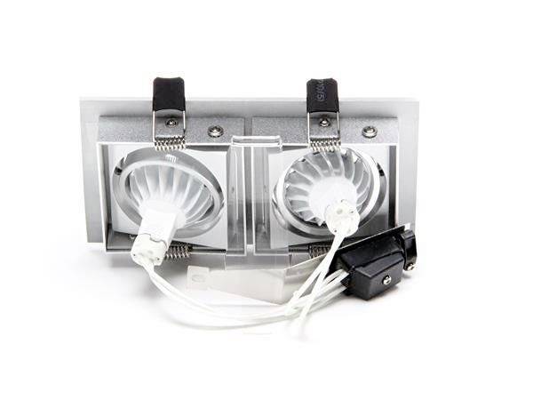 Zwei stromsparende LED-Einbaustrahler mit silbernem Gehäuse und weißen Kabelverbindungen, von hinten gezeigt.
